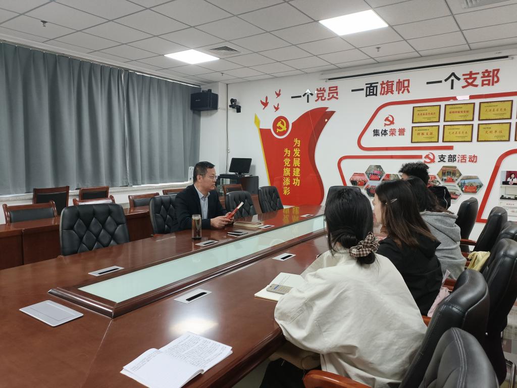 青马学院十期七组开展《梁家河》读书交流会